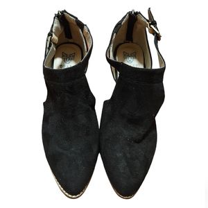 Beast Fashion Women's Carrie Closed Toe Heels